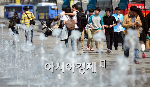 [포토]광화문 분수대 가동, 반팔 입은 시민들