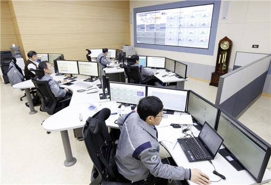 두산중공업 발전소 원격 관리 서비스센터(RMSC)에서 직원들이 데이터를 모니터닝하고 있다. (사진제공=두산중공업)