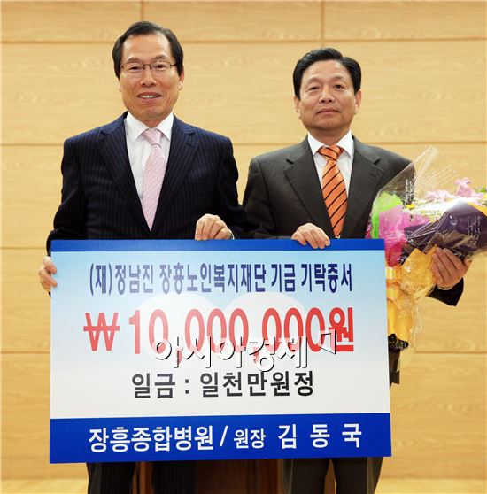김동국 장흥종합병원 원장(오른쪽)이 이명흠 장흥군수에게 1000만원을 기탁하고 기념촬영을 하고있다.