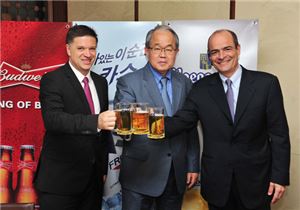 (왼쪽부터)미셸 두커리스 AB인베브 아시아태평양 지역 CEO, 장인수 오비맥주 사장, 카를로스 브리토 AB인베브 글로벌CEO가 재편입을 기념해 오비맥주의 대표 브랜드인 '카스'로 건배하고 있다. 
 
