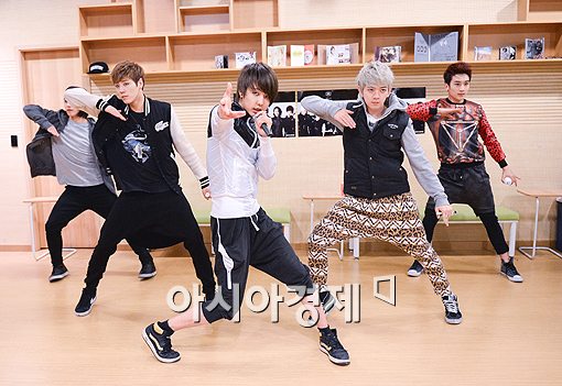 [포토]JJCC, 늦은 새벽에도 연습에 집중~(스타24시)