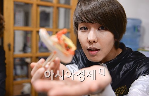 [포토]JJCC 이코, 야식은 족발이 최고예요!(스타24시)