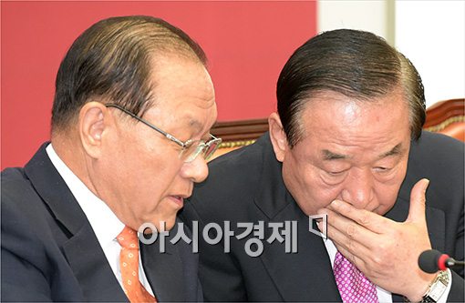 [포토]의견 나누는 황우여·서청원