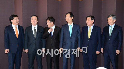 [포토]경제5단체장 만난 윤상직 장관 