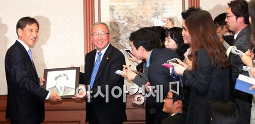 [포토]이주열 총재 초상화 선물하는 현오석 경제부총리 