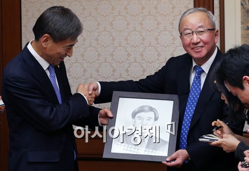 [포토]초상화 바라보는 이주열 한국은행 총재 