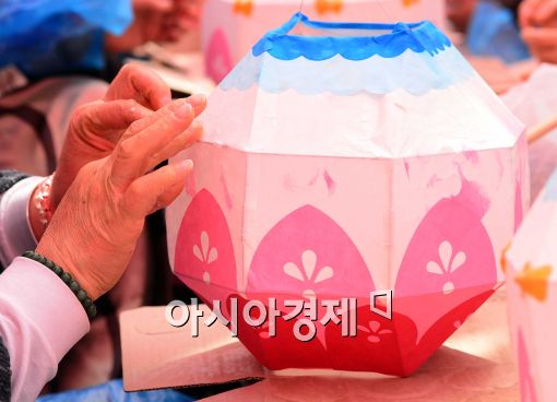[포토]부처님 오신 날 앞두고, '정성스레…'