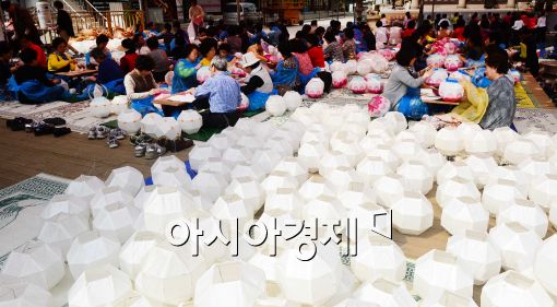 [포토]조계사, 연등 만들기 한창