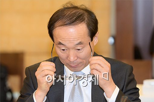 [포토]환경규제개혁회의 참석한 윤성규 장관