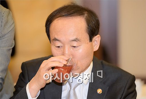 [포토]물 마시는 윤성규 장관