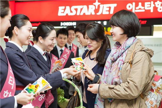 3일 오전 김포공항 국내선청사 이스타항공 카운터 앞에서 이스타항공 신입객실승무원들이 탑승고객들에게 꽃씨를 나누어주는 모습.
