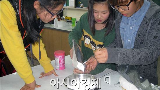 함평 대동향교초등학교에서 어린이들이  ‘천연제품 만들기 교실’에서 비누를 만들고있다.