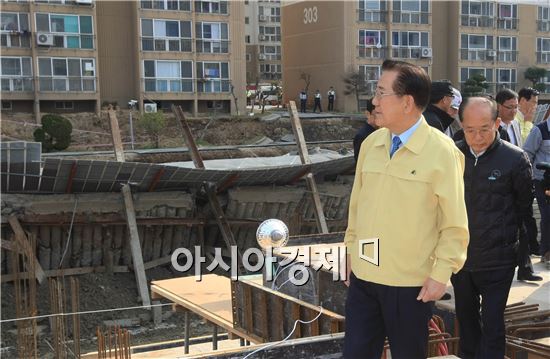 [포토]박준영 전남지사,목포 아파트 붕괴 현장 방문