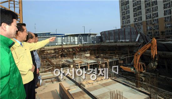 [포토]박준영 전남지사,목포 아파트 붕괴 현장 방문