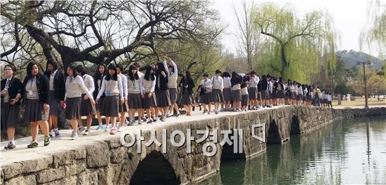 수학여행을 나온 학생들이  남원 광한루를 둘러보고있다.