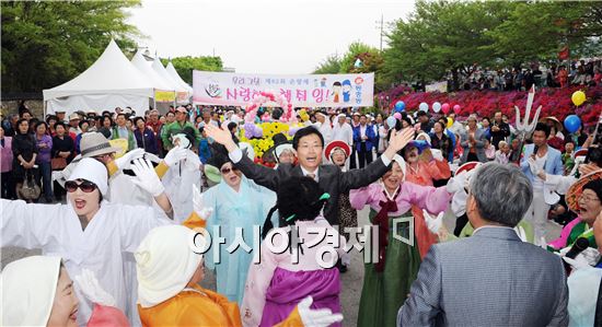 지난해 열린 남원 춘향제에 행사에서 관광객들이 함께 어울려 흥겨운 춤을 추고있다.