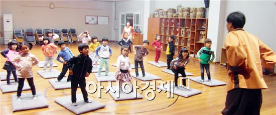해남군이 한방으로 이겨내는 아토피 질환 예방관리 교실을 운영 해 호응을 받고 있다.
