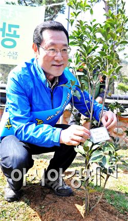 이용섭 의원이 5일 식목일을 맞아 무등산 문빈정사에서 ‘정의로운 민생나무’ 를 심고 나무에 이름표를 달고 기념사진을 촬영하고있다. 