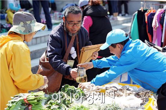 광주시장 출마를 선언한 윤장현 전 새정치연합 공동위원장은 5일 오전 광주 무각사에서 열린 재활용장터 ‘보물섬’을 찾아 “생활공동체를 통한 광주정신의 회복”을 강조했다. 윤장현 전 위원장이 보물섬 장터에서 봉사를 하고있다.
