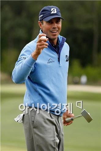 매트 쿠차가 셸휴스턴오픈 셋째날 12번홀에서 버디를 기록한 후 갤러리 환호에 손을 들어 답례하고 있다. 험블(美 텍사스주)=Getty images/멀티비츠