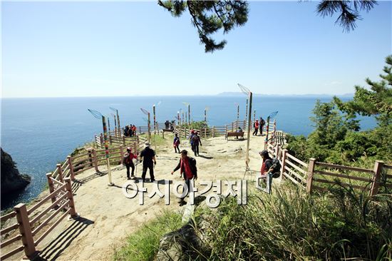 여수 금오도 비렁길을 찾은 관광객들이 시원한 바다를 보면서 봄을 맞이하고있다.