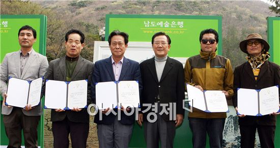 박준영 전남도지사가 5일 진도 운림산방 토요그림경매장에서 전남 알리미 홍보작가 장현우?박홍수(한국화), 전종구(서예), 손영선?김인수?권진용(서양화) 화가에게 위촉장을 수여한 후 기념촬영하고 있다.