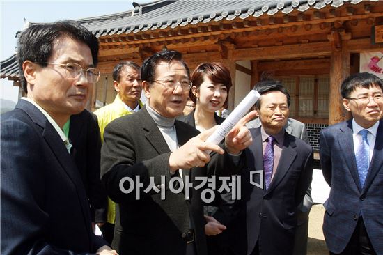 박준영 전남도지사가 5일 진도 운림산방에서 진행된 남도예술은행 토요 그림경매장을 찾아 경매진행자와 이야기하고 있다. 이날 경매는 400회 기념행사로 진행돼 전남명소 알리미 홍보작가 특별 작품 10점 등 모두 40점이 판매됐다. 사진제공=전남도