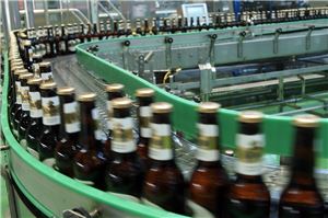 롯데주류 충북 충주 맥주공장에서 '클라우드' 병맥주가 생산되고 있다.  병맥주 생산라인은 1분에 600병씩 생산된다.