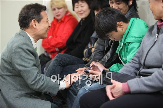 윤장현 전 새정치연합 위원장이 6일 광주외국인노동자건강센터 진료 현장 찾아가 외국인들과 대화를 하고있다.