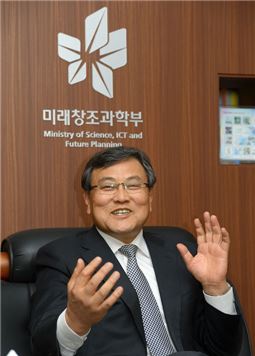 최문기 장관 "국가재난망 LTE 구축 아직 논의중"