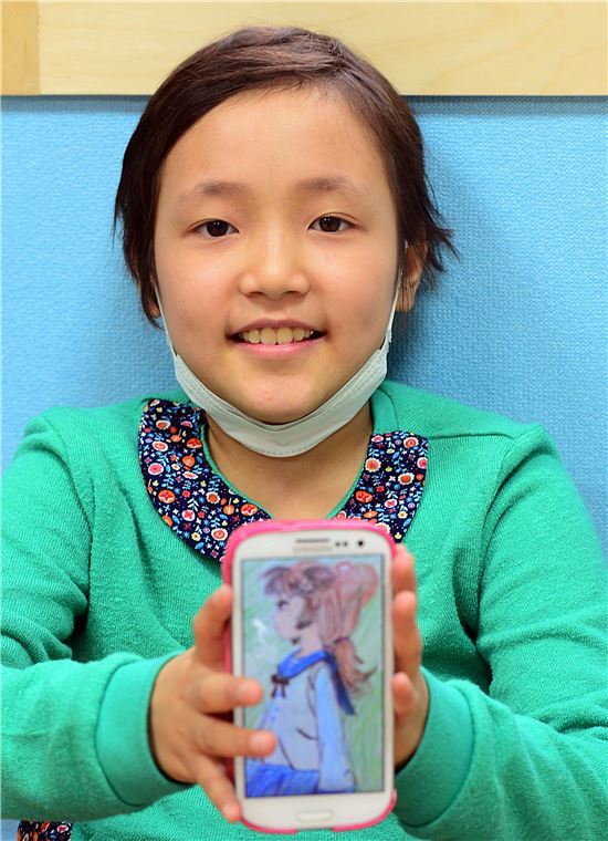 ▲"제가 그린 거예요." 따로 교육을 받은 적은 없지만 수빈이는 색연필로 그림을 그리는 것을 좋아한다. 11살 수빈이의 현재 꿈은 패션디자이너다. 최우창 기자 smicer@asiae.co.kr