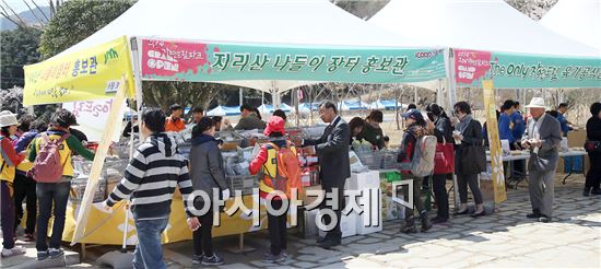 구례 지리산 나들이장터 농특산품이 산수유꽃축제에 이어 아이쿱 그랜드 오픈 때도 불티나게 팔리며 인기가 폭발했다.
