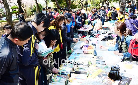지역경제 활성화를 위해 여수시가 시행하는 여수 벼룩시장이 지난 5일 시민 1000여명이 참여한 가운데 거북선공원에서 성황리에 개최됐다. 
