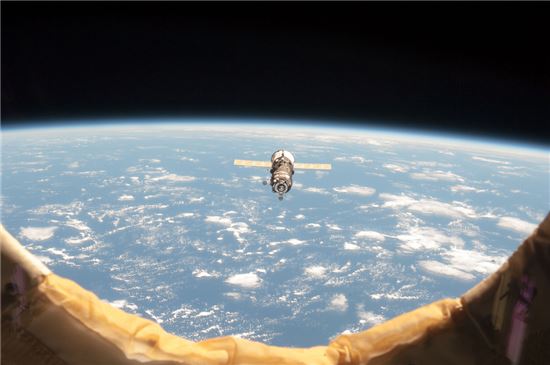 ▲2013년 2월11일 프로그레스 화물선이 국제우주정거장에 접근하고 있다.[사진제공=NASA]