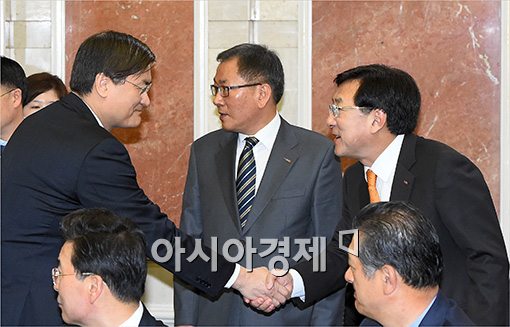 [포토]악수하는 서승환 장관·김기문 회장