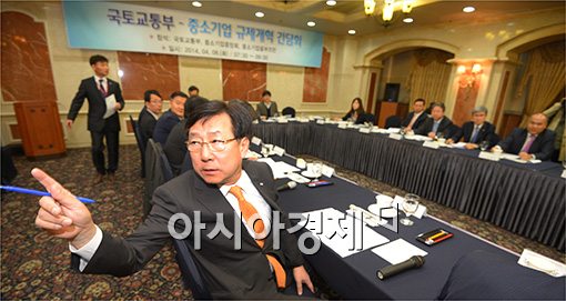 [포토]규제개혁 간담회 참석한 김기문 회장