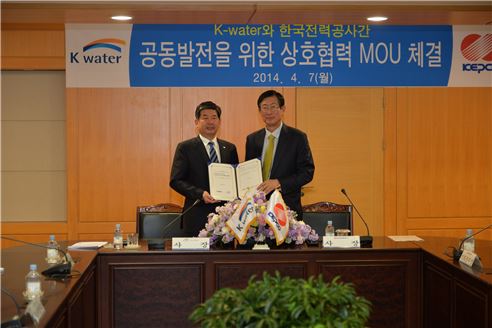 최계운 한국수자원공사(왼쪽)사장 과 조환익 한국전력공사 사장이 상호협약을 체결한 뒤 기념촬영하고 있다.