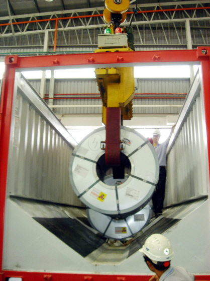 CJ대한통운은 수출용 철 코일(Steel Coil) 제품을 안전하게 운송할 수 있는 코일 컨테이너를 국내 최초로 도입해 운영한다. 