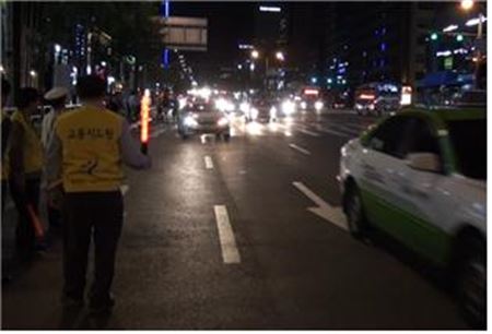 서울시가 지난해 불법 호객행위를 하는 택시를 집중 단속하는 모습.
