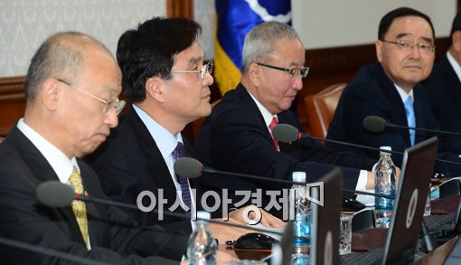 [포토]강병규 안전행정부 장관, 첫 국무회의 참석 