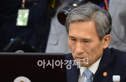 [포토]심각한 김관진 국방부 장관 