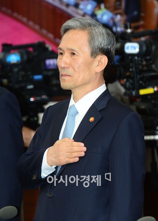 [포토]착잡한 표정의 김관진 국방부 장관 