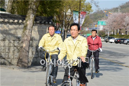 이환주 남원시장과 간부공무원 10명은 8일 오후 시내일원 환경 취약지를 점검하는 클린 자전거 투어를 펼쳤다.
