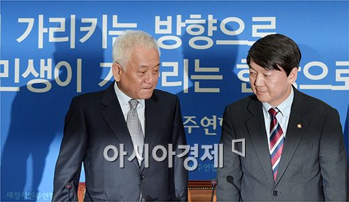 [포토]일어서는 김한길·안철수