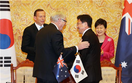 윤상직 산업통상자원부 장관은 8일 청와대에서 박근혜 대통령과 토니 애벗 호주 총리가 임석한 가운데 앤드루 로브 호주 통상투자장관과 한-호주 자유무역협정(FTA) 정식 서명식을 갖고 FTA 협정서에 서명했다.
