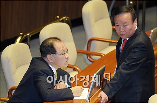 [포토]심각한 황우여 대표