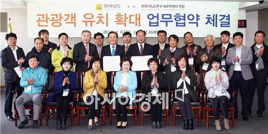 박준영 전남도지사와 정후연 한국대표여행사연합회장, 이한철 전남관광협회장, 한국대표여행사연합회원들이 8일 오후도청 서재필실에서 전남 관광객 유치를 위한 업무협약을 체결하고 있다. 한국대표여행사연합회는 도와 협력해 전국 곳곳에 있는 500여개 소속 여행사를 통해 연 30만명의 관광객을 전남에 유치하기로 했다. 사진제공=전남도