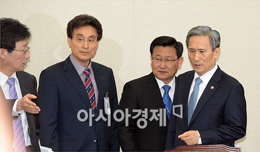 [포토]국회 국방위 출석하는 김관진 장관