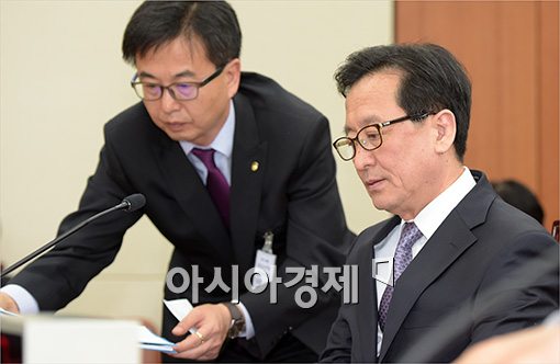 [포토]보고 받는 최수현 금감원장