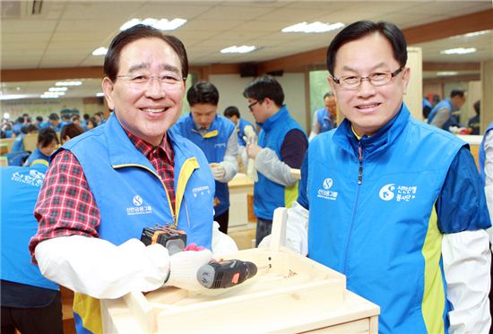 한동우 신한금융 회장, '행복한 가구 만들기' 봉사활동